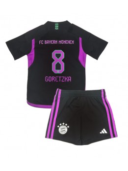 Otroški Nogometna dresi replika Bayern Munich Leon Goretzka #8 Gostujoči 2023-24 Kratek rokav (+ hlače)